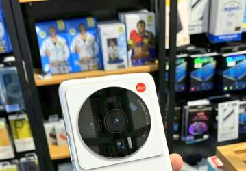 Xiaomi 12 Ultra засняли в руке. В топовой версии модели будет 512 ГБ флеш-памяти