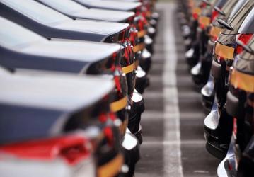 Автомобильные дилеры в России смогут выжить благодаря продажам авто с пробегом. Некоторые компании уже активно перешли на такие машины