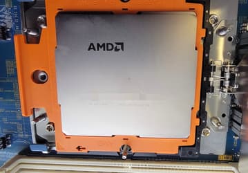 Гигантский процессор AMD засветился на фото. CPU Epyc поколения Genoa выйдут в конце года