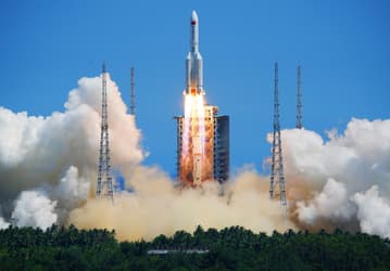 Китай запустил тяжелую ракету Long March-5B с лабораторным модулем «Вэньтянь» для национальной орбитальной станции