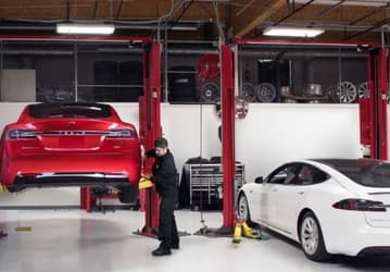 Илон Маск заявил, что автомобили Tesla будут обслуживать сверхбыстро – как в Формуле-1. Пользователи Tesla советуют вместо этого наконец-то наладить должный контроль качества на заводах