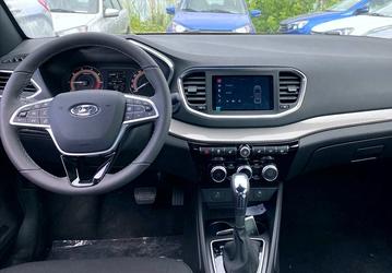 «Ручка всё равно по длине как на КаМАЗе» — новую Lada Vesta сравнили со старой и с Hyundai Solaris предыдущего поколения