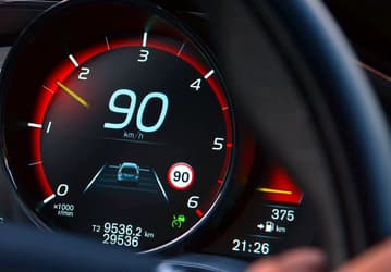 Все новые автомобили в Евросоюзе с 2024 года будут обязаны оснащаться умным ограничителем скорости, который в ряде случаев сам будет снижать скорость