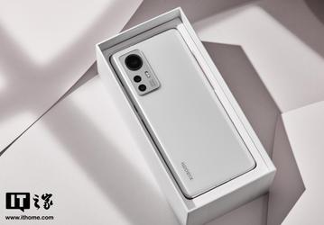 Упаковка, комплект поставки и сам смартфон со всех сторон: компактный флагман Xiaomi 12S показали вживую