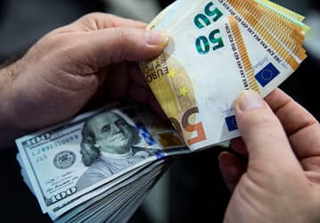 Курсы доллара и евро практически сравнялись. Разница — всего 50 копеек