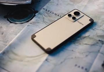 «Выглядит так, будто он опережает iPhone на 5 лет». Realme GT2 Master Explorer Edition сравнили с iPhone 13 Pro