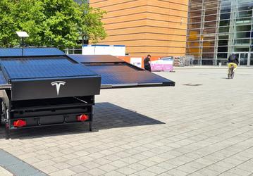 Tesla представила свой первый прицеп с солнечными панелями и интернетом Starlink