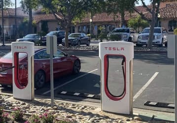Tesla откроет станции Supercharger в США для всех, в том числе чтобы получить деньги от государства