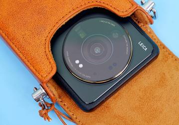 Вместе с Xiaomi 12S Ultra популярность набирает фирменный кожаный футляр, который уже продают гораздо дороже рекомендованной цены