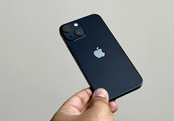 Назло санкциям: последний компактный iPhone рекордно подешевел в России