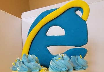 Mozilla оригинально помянула Internet Explorer — прислала разработчикам браузера торт