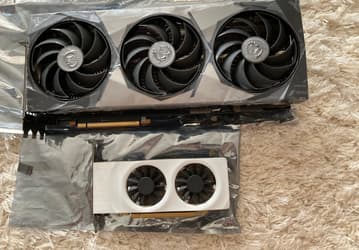 Крошечная видеокарта Intel позирует рядом с монструозной GeForce RTX 3090 Ti