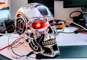 Энтузиаст создал говорящую голову терминатора T-800, которая умеет распознавать объекты