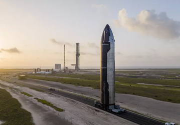 Фото: SpaceX выкатила прототип Starship на стартовую площадку перед первым орбитальным полётом