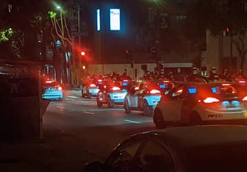 В Сан-Франциско группа роботакси сама заблокировала одну из улиц. Пользователи шутят, что машины «обсуждали» побег