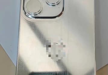 Фотография позволяет оценить размеры гигантского блока камер iPhone 14 Pro Max. На снимке можно видеть макет аппарата