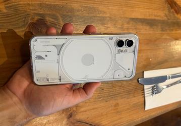 Скрывать дизайн Nothing Phone (1) не придётся: живые фото чехла и демонстрация подсветки