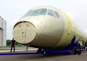 Видео дня: фюзеляж импортозамещённого самолёта SSJ New доставили в аэропорт Жуковский для испытаний