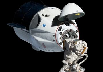 Космический грузовик SpaceX Cargo Dragon 2 успешно состыковался с МКС. Он добирался до станции в 10 раз дольше российского «Прогресс МС-20»