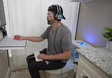 Блогер вмонтировал игровой компьютер в унитаз, чтобы играть на нём в Counter-Strike: Global Offensive