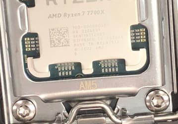 Это Ryzen 7 7700X. Предпродажный экземпляр впервые засветился на фотографии