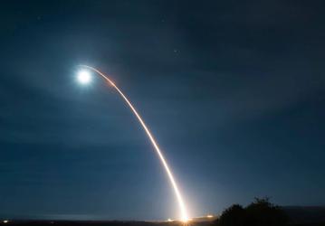 США запустили межконтинентальную баллистическую ракету Minuteman III с целью «продемонстрировать готовность ядерных сил»