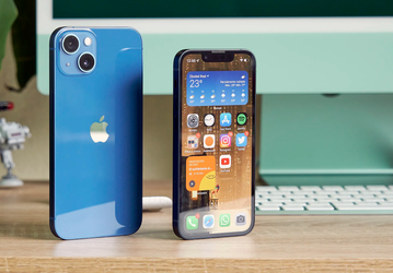 Назло санкциям: последний компактный iPhone рекордно подешевел в России