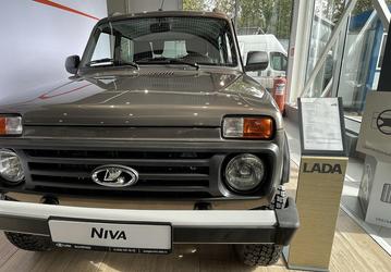 «Упрощенная» Lada Niva — новый бестселлер. Машин в салонах почти нет, цены растут