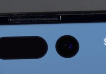 Новые вырезы iPhone 14 Pro показали вживую. Фиолетовый цвет, который появляется только под определённым углом, представлен на макете