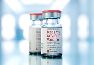 Прививка раздора. Moderna подаст в суд на Pfizer и BioNTech за использование её технологий в вакцине от COVID-19