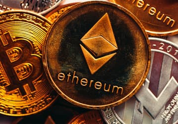 Bitcoin упал на 6%, Ethereum – на все 10,5%. Главные криптовалюты мира все никак не выберутся из ямы, в которую их загоняет американский регулятор