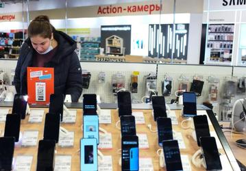 Россияне стали меньше платить за смартфоны и ноутбуки. Снижение среднего чека связано с выгодными ценами и расширением ассортимент доступных моделей