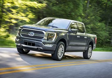 Ford приостановила поставки автомобилей по необычной причине – не хватает логотипов