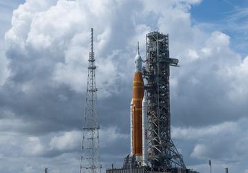 Старт сверхтяжелой ракеты SLS с космическим кораблем Orion к Луне отложен как минимум до 7 сентября. Но в NASA не исключают запуск ее и вовсе в середине октября