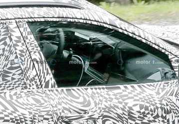Новая Skoda Superb получит гигантский планшет в салоне. Появились первые фотографии