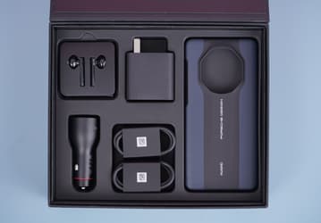 Сразу два зарядных устройства и два кабеля: комплект поставки Huawei Mate 50 RS Porsche Design показали вживую