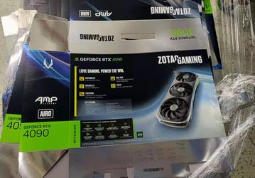 Сразу шесть видеокарт GeForce RTX 4090 на одном фото. Также есть снимок упаковки