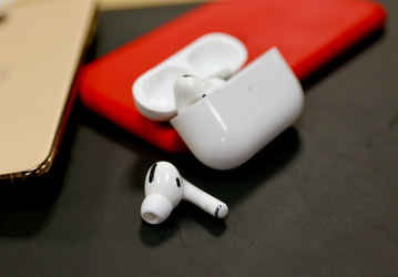 Пользователи AirPods Pro 2 сообщают о проблемах: наушники отключаются, динамик зарядного футляра не работает