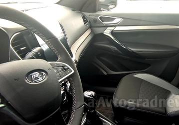 Эта Lada Vesta NG пока не поступила в продажу. Топовую версию с вертикальным дисплеем показали вживую