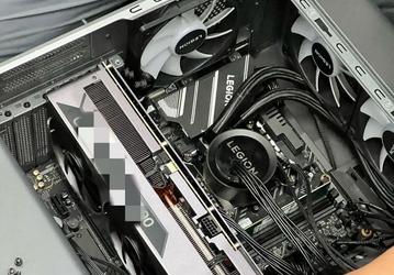 Ещё одно фото гигантской видеокарты Nvidia. Предположительно, это одна из GeForce RTX 4090