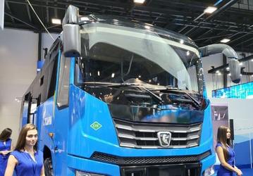 290 л.с., «автомат», полный привод и современный дизайн. КамАЗ представил автобус-вездеход для «Газпрома»
