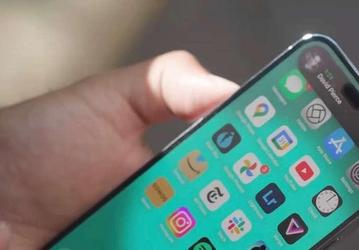 Так выглядит Dynamic Island в iPhone 14 Pro при ярком свете. Из-за нового выреза фронтальная камера постоянно оказывается в грязном состоянии