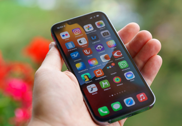 Быстрая разрядка iPhone 13 и iPhone 12 в iOS 16 никуда не делась. К ней добавилась плохая работа Spotlight