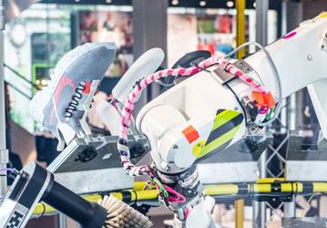 Nike научила робота чистить кроссовки