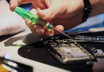 В ЕС хотят заставить производителей сделать смартфоны более долговечными, ремонтопригодными и автономными
