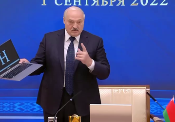 Лукашенко представил первый белорусский ноутбук. Правда, белорусского в нём — только 12%