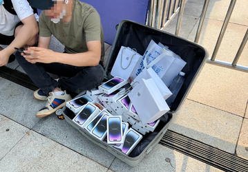 Перекупщики продают iPhone 14 из чемоданов прямо на улицах Китая с огромной наценкой
