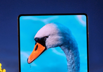 Xiaomi Mix Fold 2 и Samsung Galaxy Z Fold4 сравнили между собой. Складка у обоих хорошо видна, а Samsung оснащён самым лучшим экраном среди всех сгибающихся смартфонов