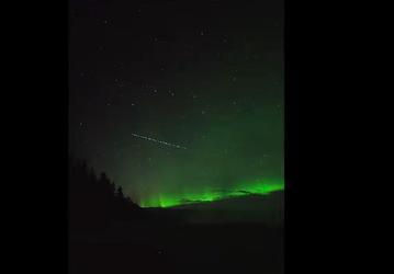Не НЛО, но очень красиво. «Паровозик Starlink» засняли на фоне северного сияния