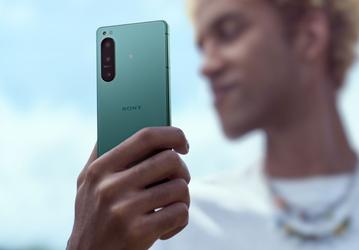 Представлен компактный смартфон Sony Xperia 5 IV: в комплекте не будет не только зарядного устройства, но и кабеля
